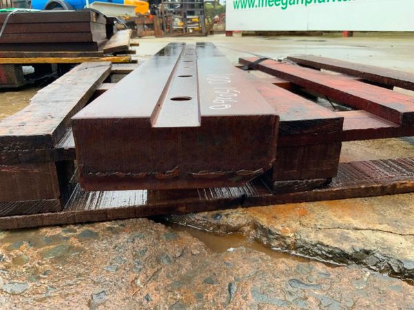 JAW CRUSHER CHEEK LINER....BLOW BAR.......598. 380819515