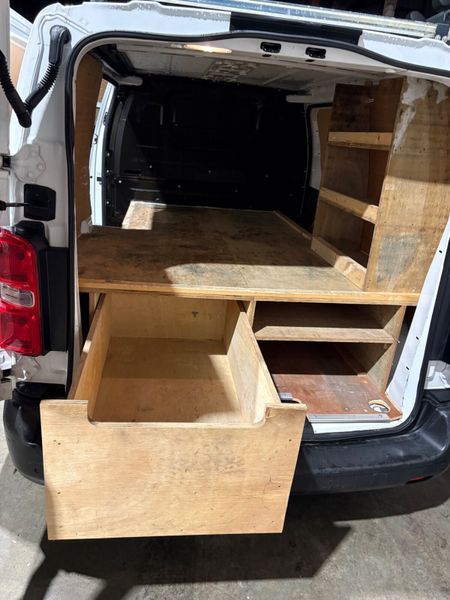 Dispatch / Expert shelfing 380970344