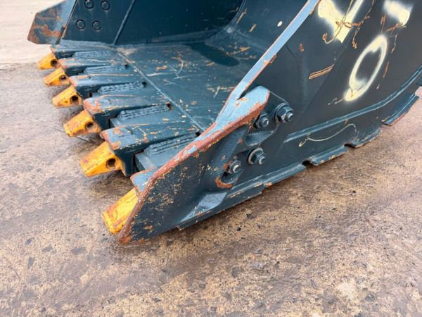 new 48 INCH  HYUNDAI BUCKET ....70mm ....264pf 381050391