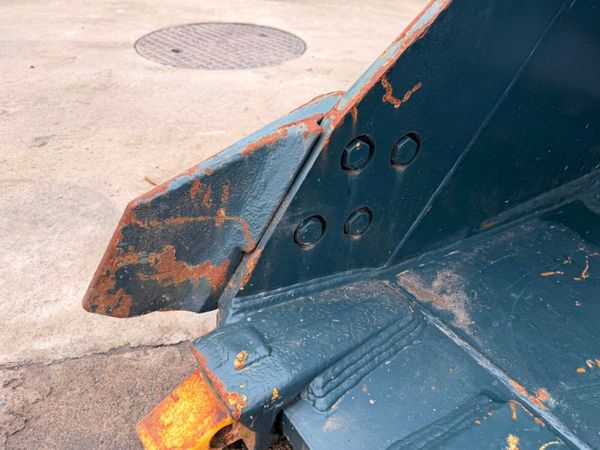 new 48 INCH  HYUNDAI BUCKET ....70mm ....264pf 381050392