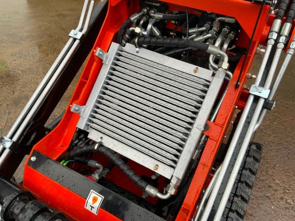 MINI SKID STEER  LOADER.......DIESEL......134w... 381013881