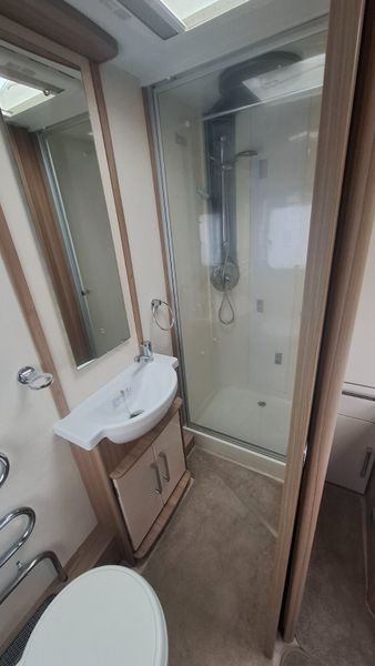 Lunar Clubman SI island bed caravan 381181004