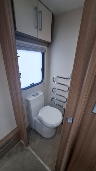 Lunar Clubman SI island bed caravan 381181005