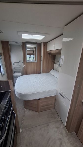 Lunar Clubman SI island bed caravan 381181007
