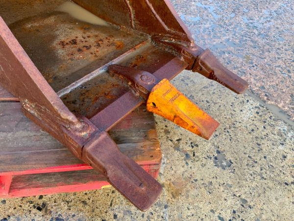 24" HILL DIGGING BUCKET........65mm PIN........165 381105040