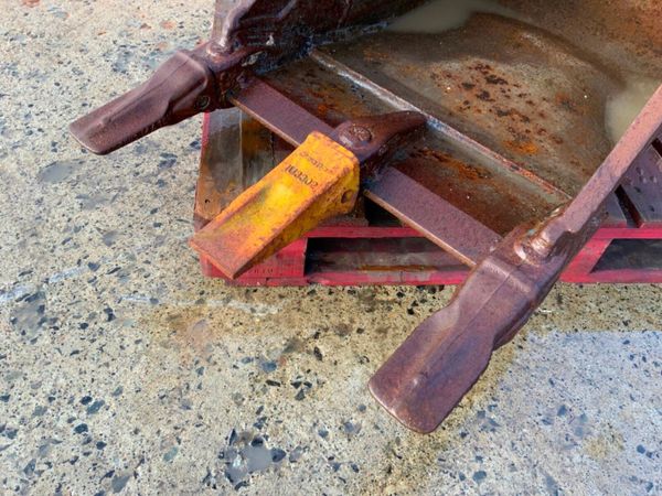 24" HILL DIGGING BUCKET........65mm PIN........165 381105042