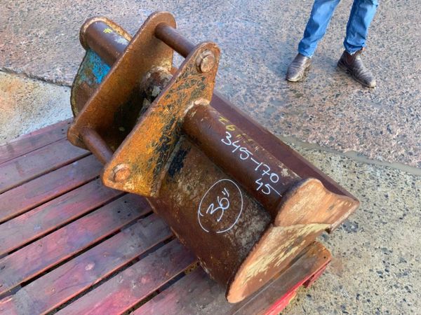36" DIGGING BUCKET.........45MM PINS.....167w. 381105055