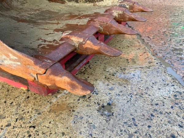 48"  VOLVO SCOOP BUCKET.......65mm PINS........146 381105004