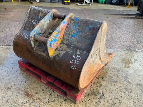 48"  VOLVO SCOOP BUCKET.......65mm PINS........146 381105007
