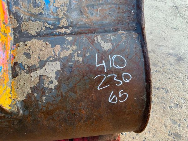 48"  VOLVO SCOOP BUCKET.......65mm PINS........146 381105008