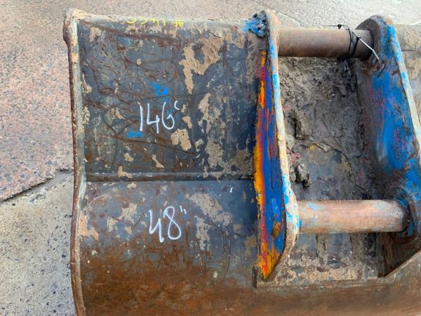 48"  VOLVO SCOOP BUCKET.......65mm PINS........146 381105009
