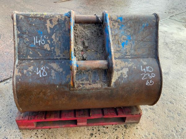 48"  VOLVO SCOOP BUCKET.......65mm PINS........146 381105012