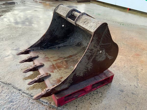 48"  VOLVO SCOOP BUCKET.......65mm PINS........146 381105016