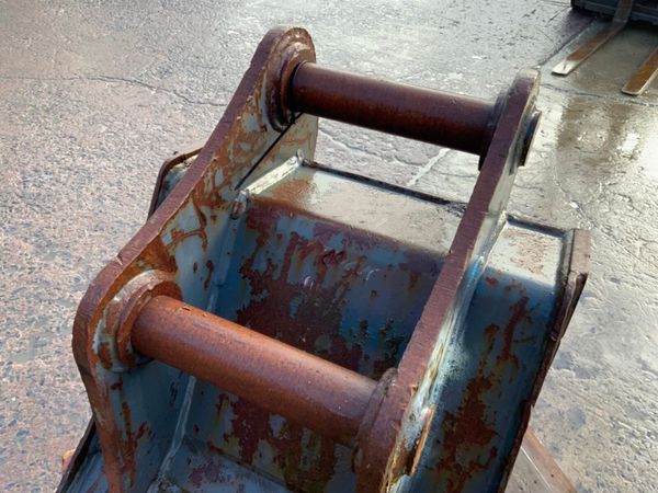 24" HILL DIGGING BUCKET........65mm PIN........165 381105031