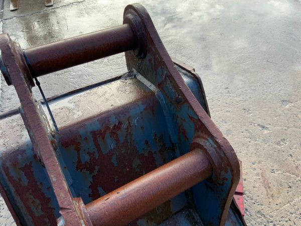 24" HILL DIGGING BUCKET........65mm PIN........165 381105033