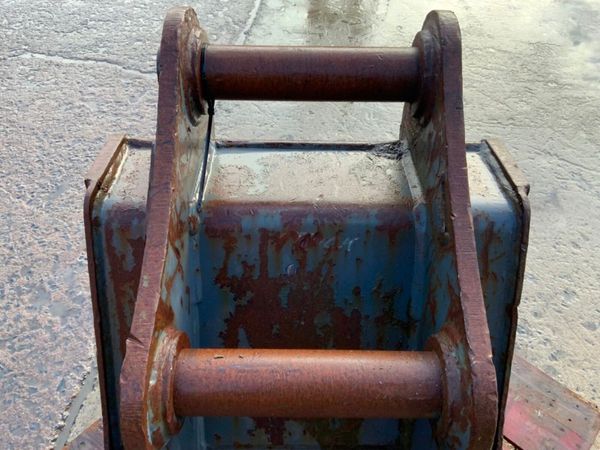 24" HILL DIGGING BUCKET........65mm PIN........165 381105034