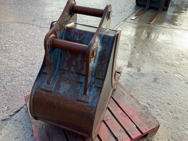 24" HILL DIGGING BUCKET........65mm PIN........165 381105035