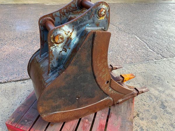 24" HILL DIGGING BUCKET........65mm PIN........165 381105037