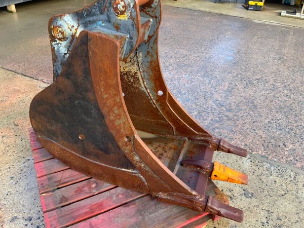 24" HILL DIGGING BUCKET........65mm PIN........165 381105038