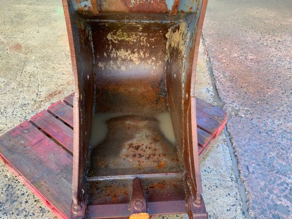 24" HILL DIGGING BUCKET........65mm PIN........165 381105039