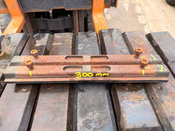 RUBBER BLOCKS , PADS TO SUIT A DIGGER....1221 381201775