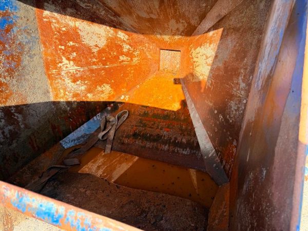 6000 kg ....conquip concrete tipping skip......112 381207066