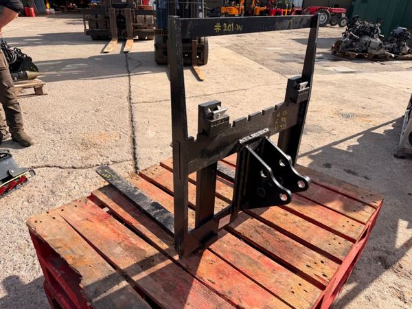 MICRO / MINI DIGGER FORK ATTACHMENT.....201W 381300210