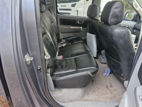 Toyota hilux 2011 breaking for parts 381316264