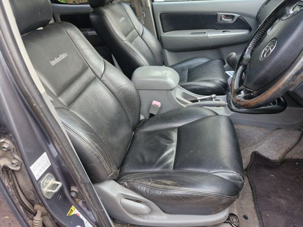 Toyota hilux 2011 breaking for parts 381316265