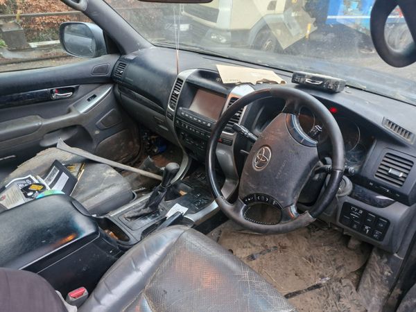 Toyota landcruiser lc5  breaking for parts 381316557