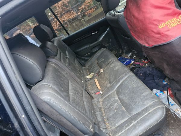 Toyota landcruiser lc5  breaking for parts 381316563