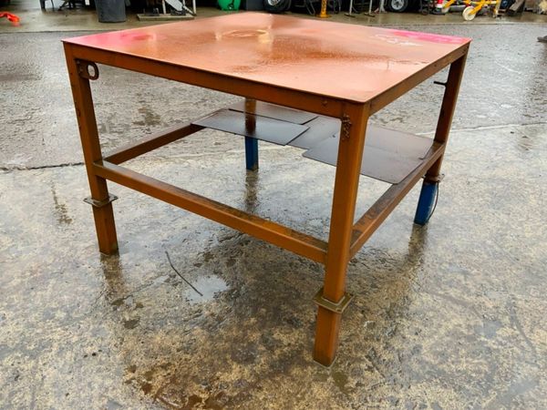 44" x 44" STEEL WORK BENCH........#315 381319174