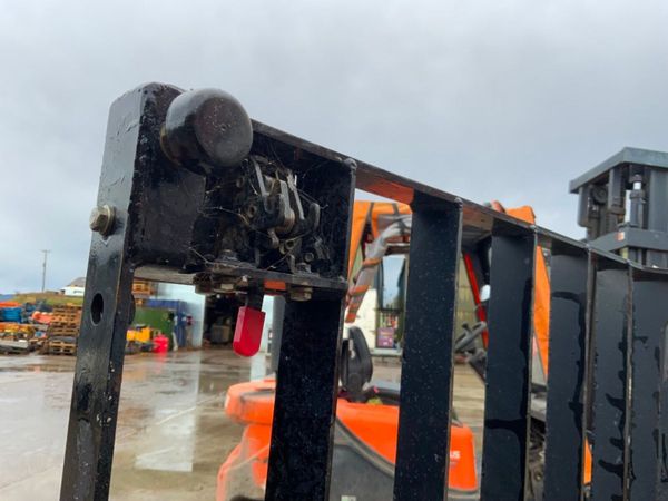 KOLBELO SK130  CAB SAFETY SCREEN.....6236. 381319181