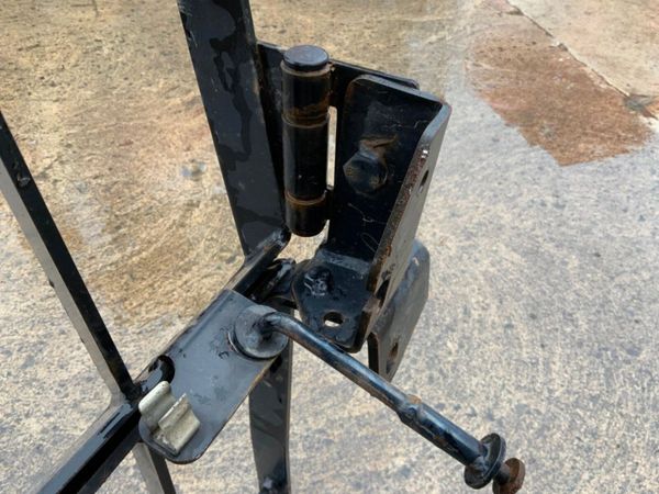 KOLBELO SK130  CAB SAFETY SCREEN.....6236. 381319188