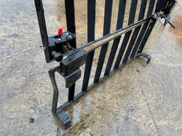 KOLBELO SK130  CAB SAFETY SCREEN.....6236. 381319190