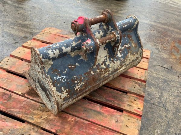 24" DIGGING BUCKET.......30mm PINS........264f. 381319213