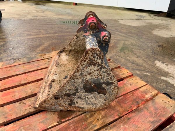 24" DIGGING BUCKET.......30mm PINS........264f. 381319214