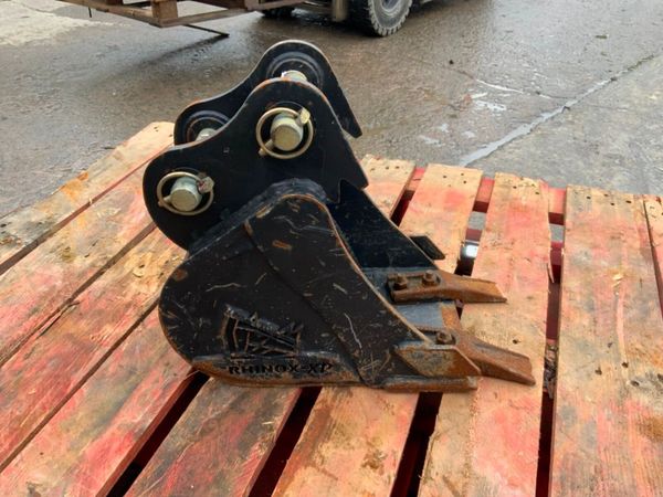 UNUSED 9" RHINOX BUCKET.....30mm PINS......121v 381319230