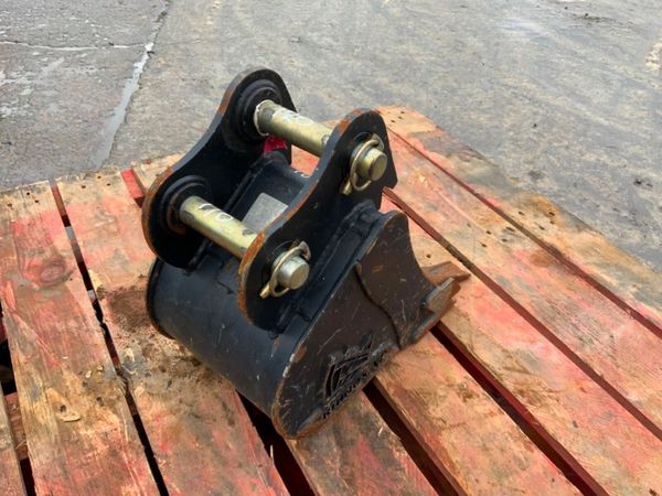 UNUSED 9" RHINOX BUCKET.....30mm PINS......121v 381319234