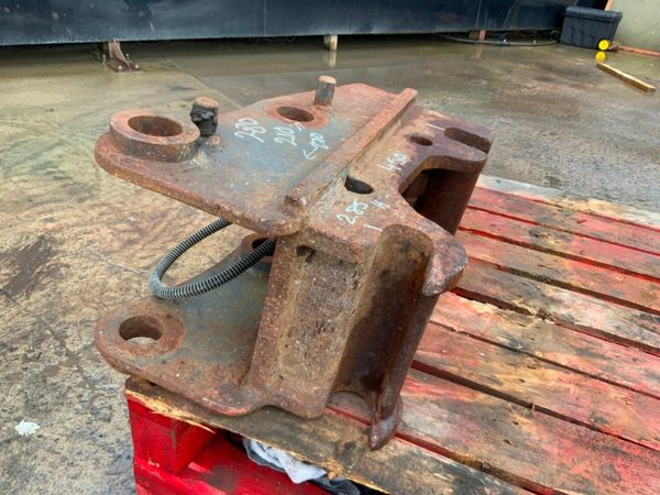 HYDRAULIC QUICK HITCH.........60mm PINS........584 381323749