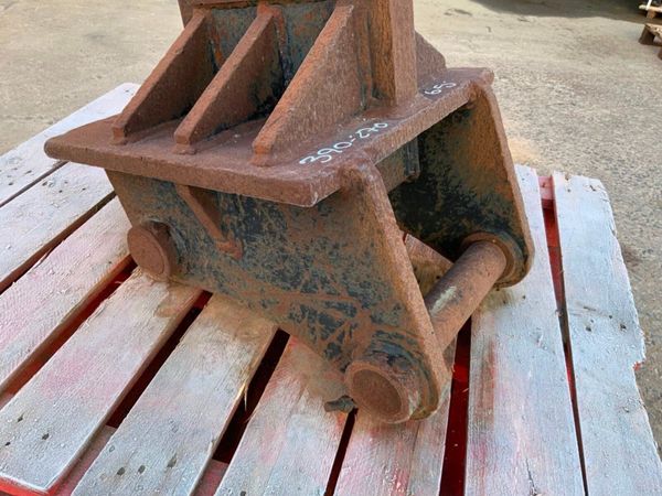 36" DIGGING BUCKET...65mm PINS..............162w. 381472117