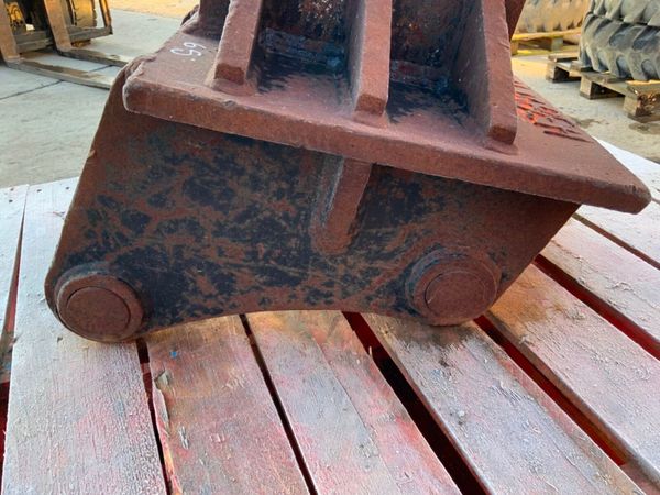 36" DIGGING BUCKET...65mm PINS..............162w. 381472120