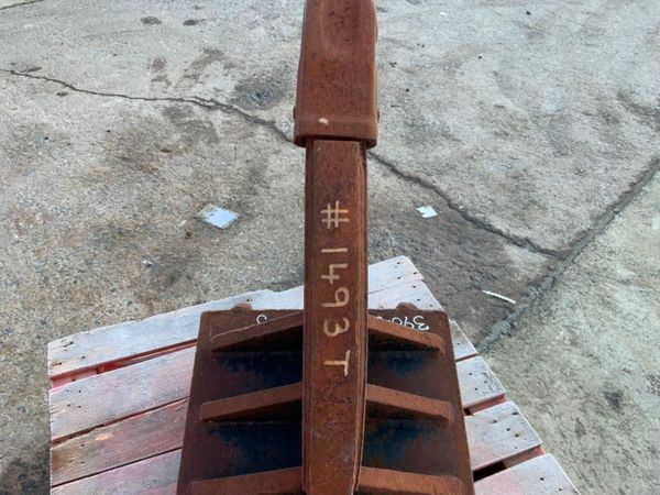 36" DIGGING BUCKET...65mm PINS..............162w. 381472122