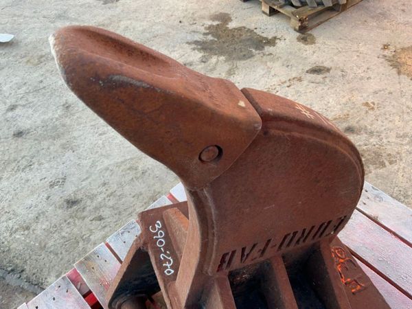 36" DIGGING BUCKET...65mm PINS..............162w. 381472126