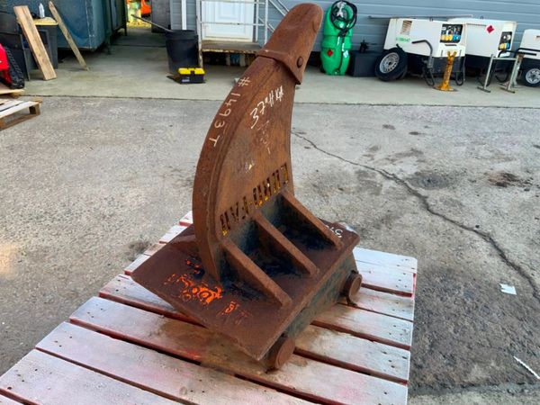 36" DIGGING BUCKET...65mm PINS..............162w. 381472134