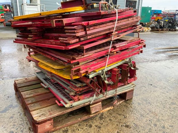 LOADING BAY SCAFFOLDING GATES.......1013 381407275