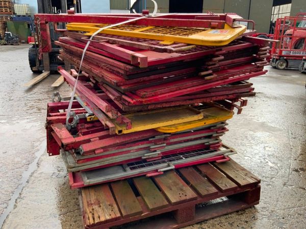 LOADING BAY SCAFFOLDING GATES.......1013 381407277