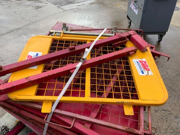 LOADING BAY SCAFFOLDING GATES.......1013 381407278