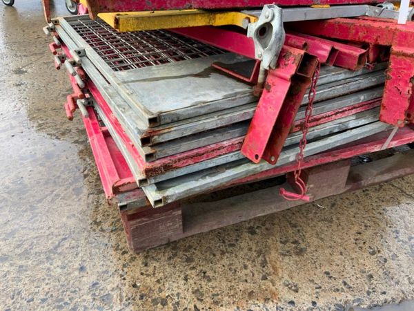 LOADING BAY SCAFFOLDING GATES.......1013 381407280