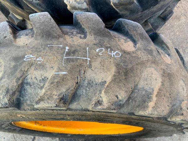 9.0 x 20r WHEELED EXCAVATOR RIMS / TYRES. 381409750